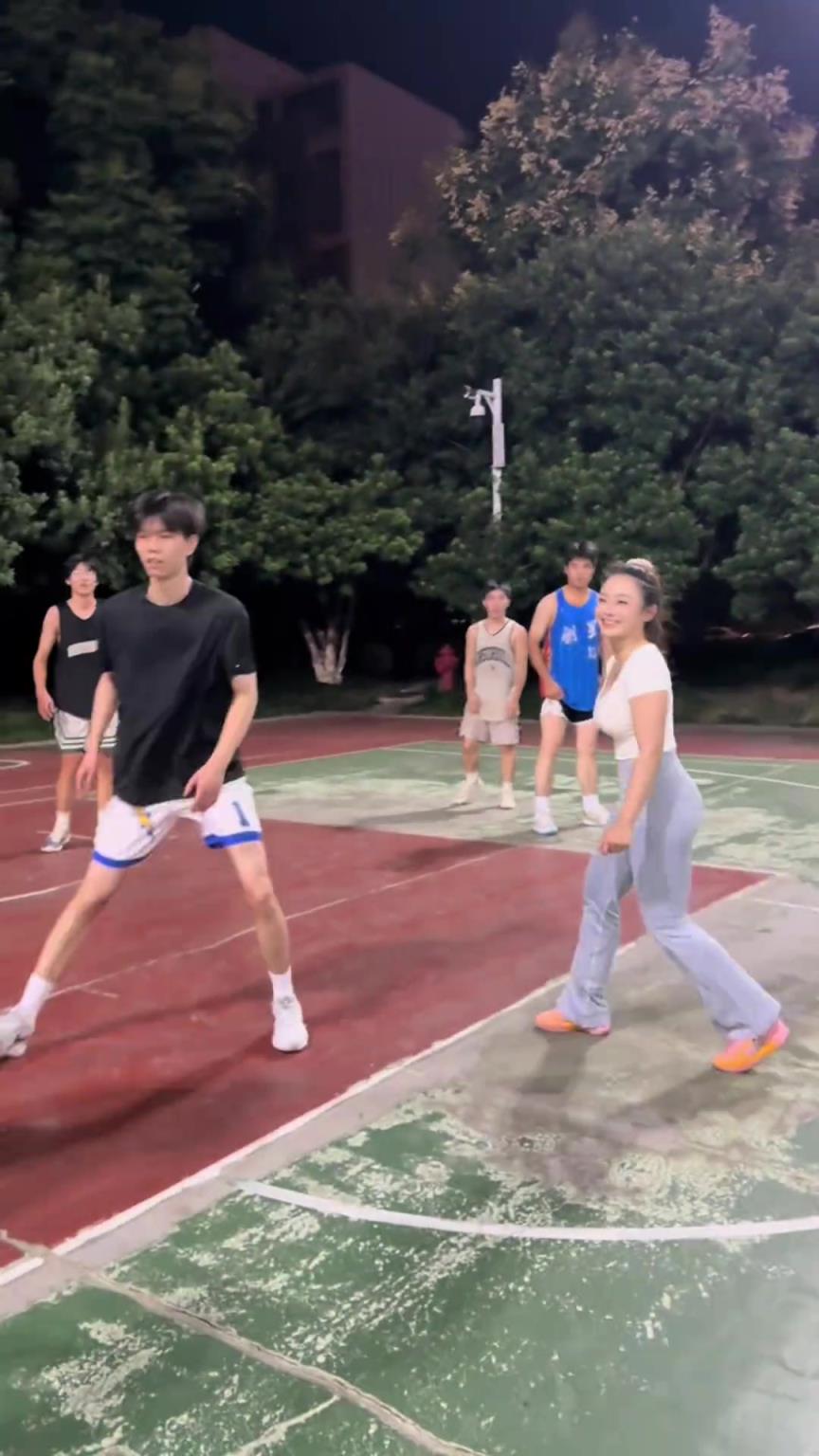 旁邊的兄弟：到我了，到我了！到我對位她了！