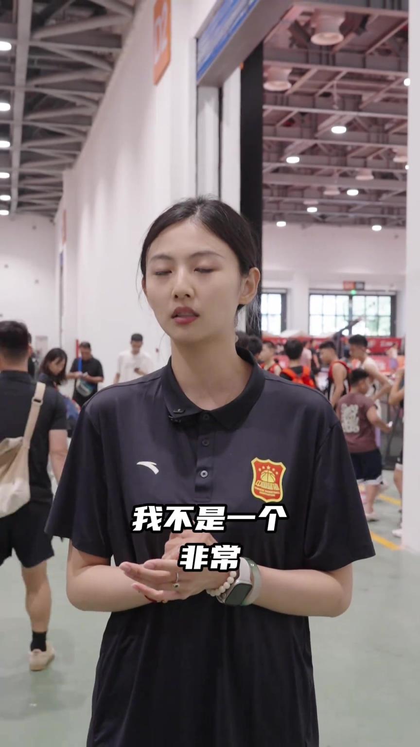 小篮球总决赛上的超绝美女教练！指挥时气场强大 颜值逆天场下暖