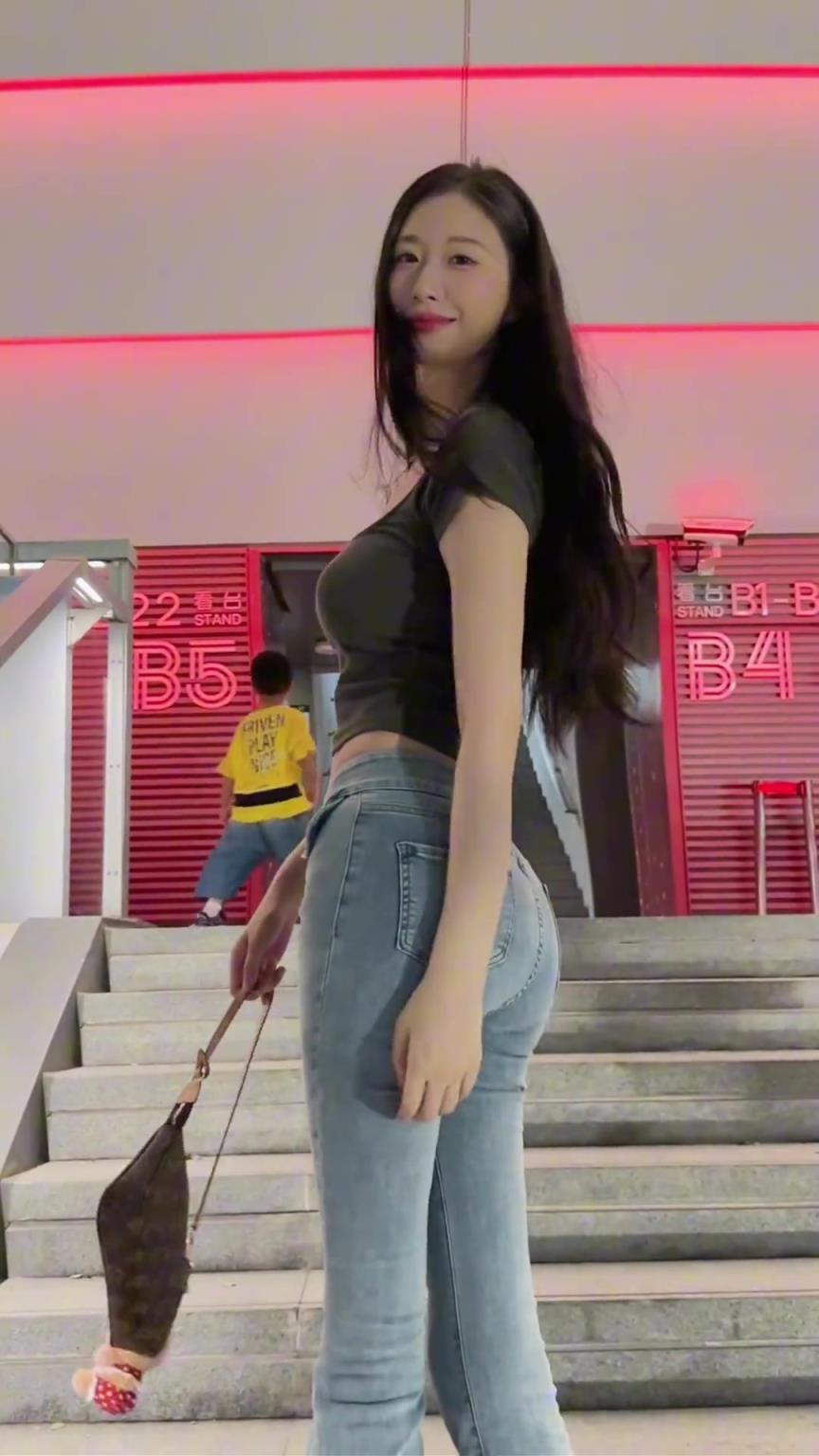 美女第一次现场看球，海港主场这氛围真的太棒了