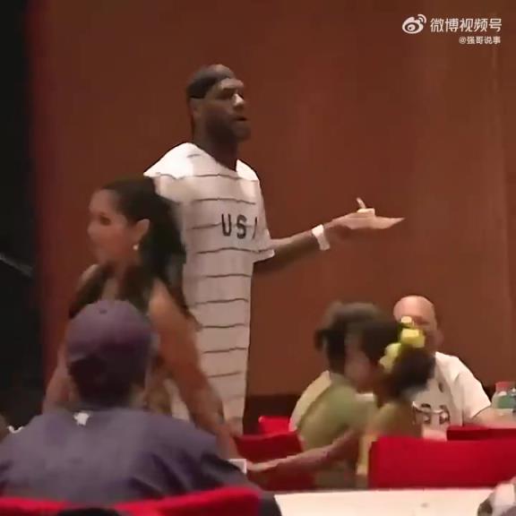 08年北京奧運期間科比生日，詹姆斯帶頭唱生日快樂歌為科比慶生