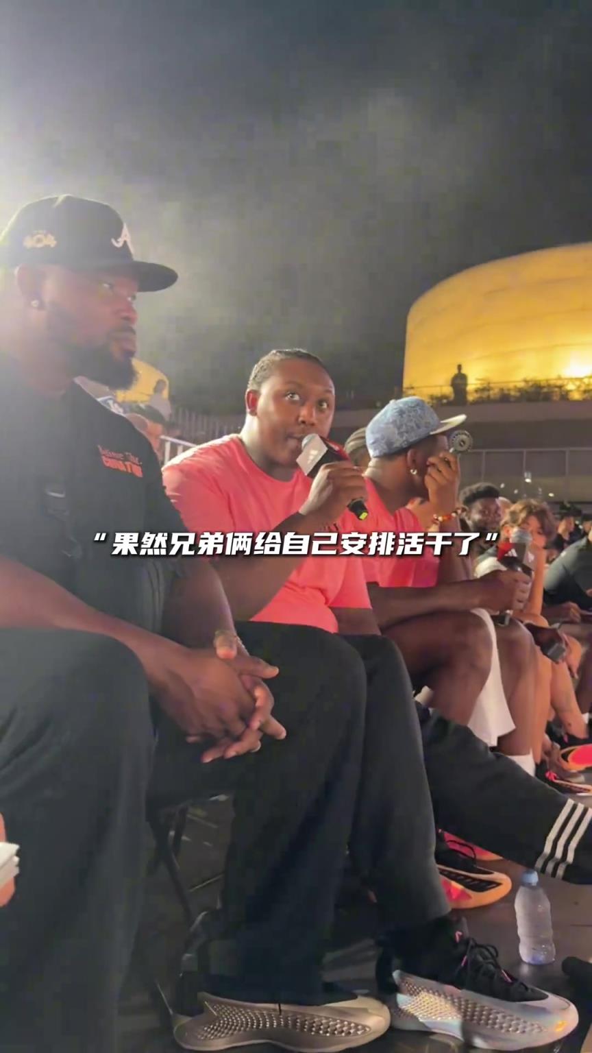 玩得真嗨！華子在觀眾席上“奪過”麥克風，客串起解說與教練