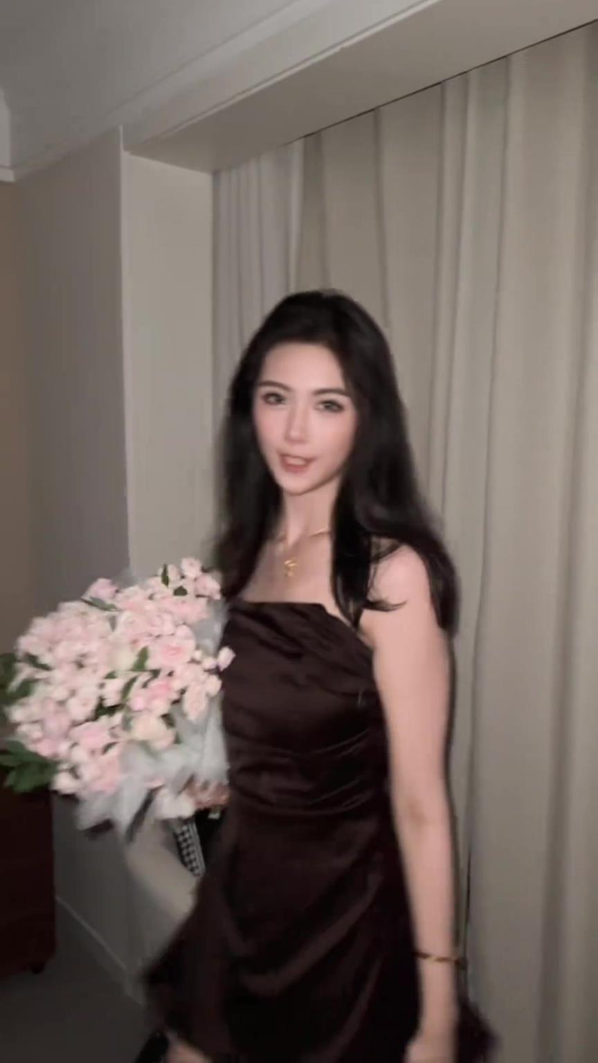 林葳送的嗎？卓識手捧一捧花身穿棕褐色裙子的轉場：美美出現一下