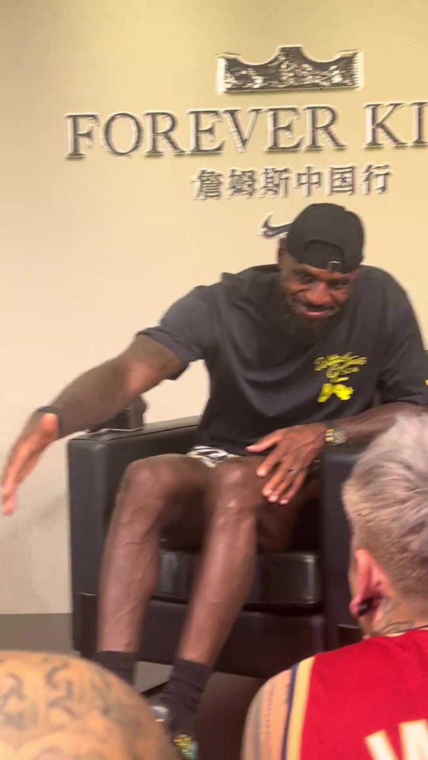 太爽辣！小朋友一家三口現場和老詹合影