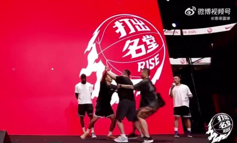 一名球迷大哥激動衝上台要跟詹姆斯擁抱，被主持人眼疾手快攔下了