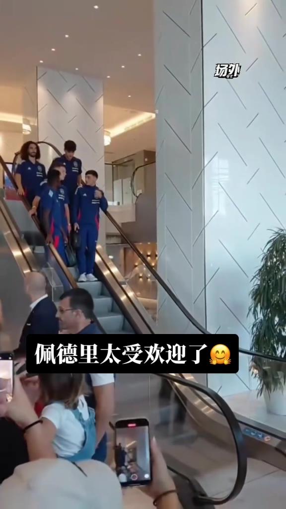 佩德里在商場逛街時聽到大量球迷在聲援，主動走過來為球迷簽名~