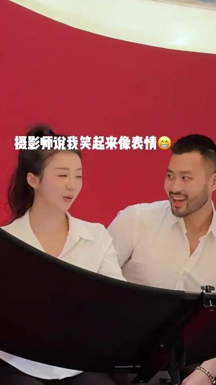 如今懷孕痕跡明顯！此前張曼源結婚登記，丈夫絡腮胡還被網友打趣