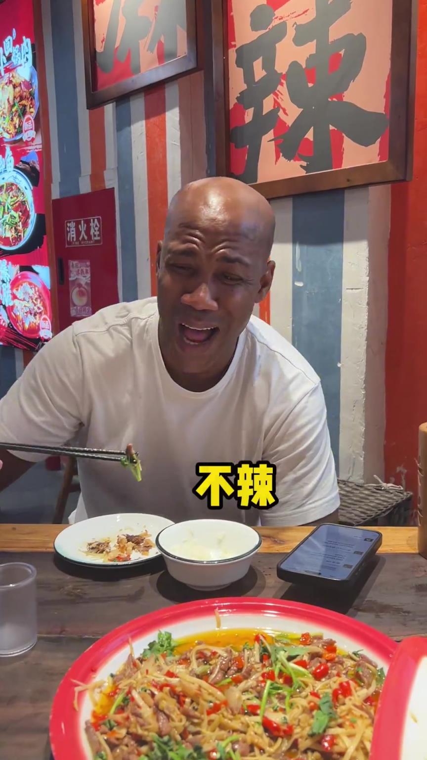 马布里：越辣越香！四川朋友你们吃太好了！中国美食真是独一档！