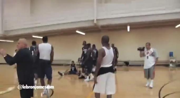 一切都是缘分！名场面：09年詹姆斯在训练营指导年轻的库里哈登！