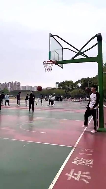 简直炸裂！哥们，你这水平可以去参加CBA扣篮大赛了！
