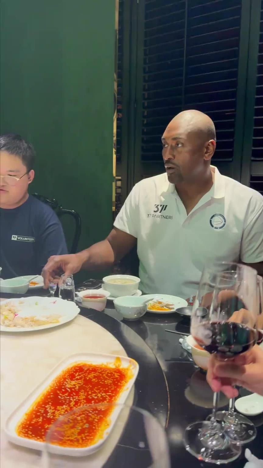 阿泰斯特：一杯敬步行者二杯敬哈登 第三杯敬自己