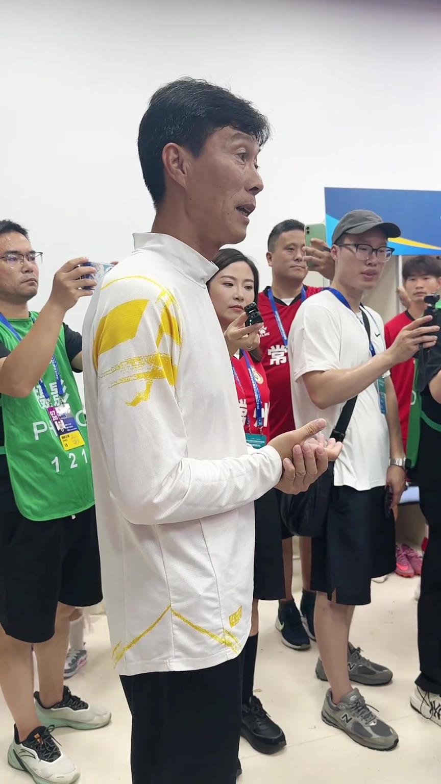 苏超排面拉满！前国门区楚良亲临常州球员休息室，为大家加油鼓励