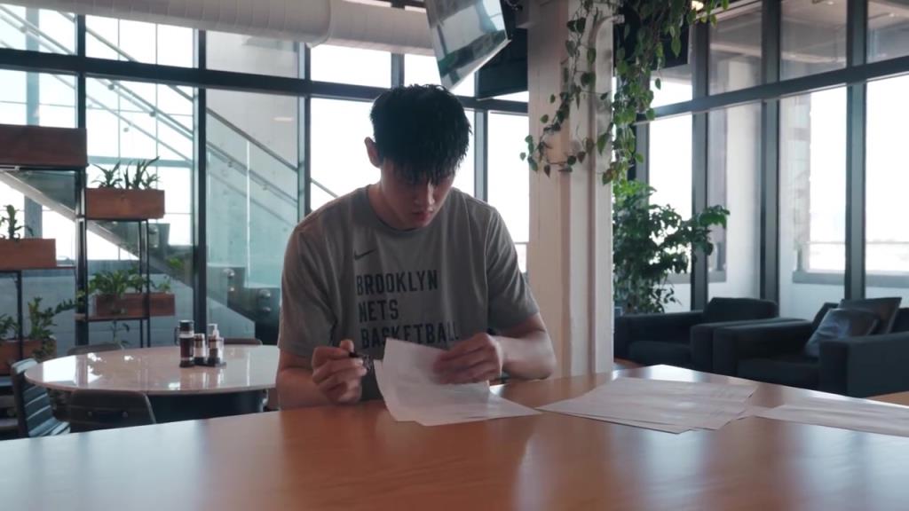 逐梦NBA✍曾凡博正式与篮网签下合同的瞬间！小曾一脸平静啊~