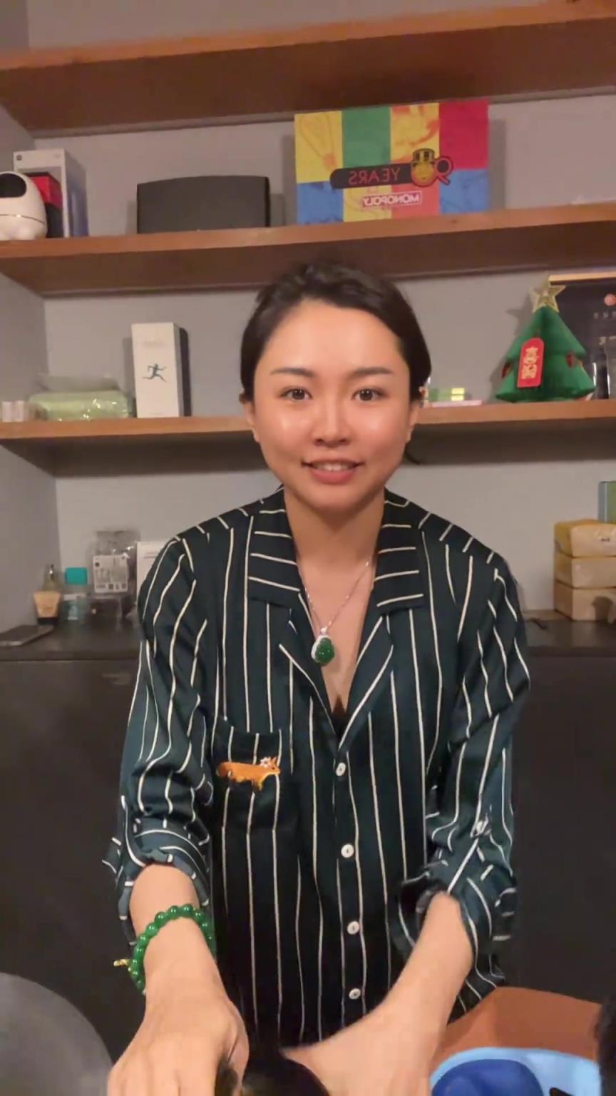 搞笑一家人！张琳芃妻子社媒发布：阴天下雨在家玩玩孩子呗