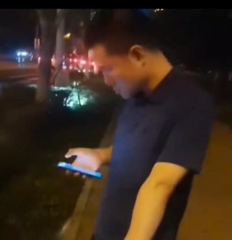 这大体格哈！徐静雨街头扫共享单车被围观 依旧淡定操控手机~