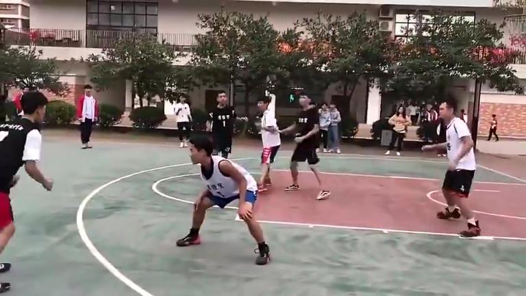 這球應該是走步吧？怎麽你們還鼓掌？
