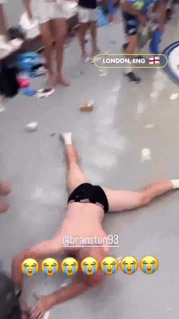 太逗了！名场面！曼城队内庆祝，格拉利什：小心我的名牌包！
