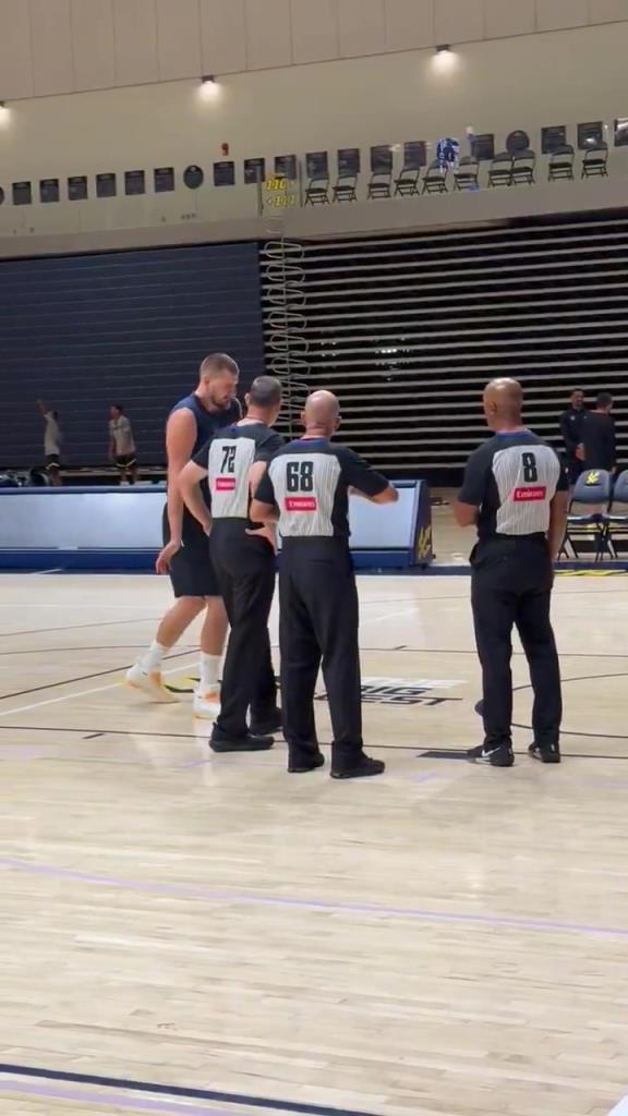掘金邀请了NBA主裁来吹罚队内训练！约基奇与其进行了一番交涉