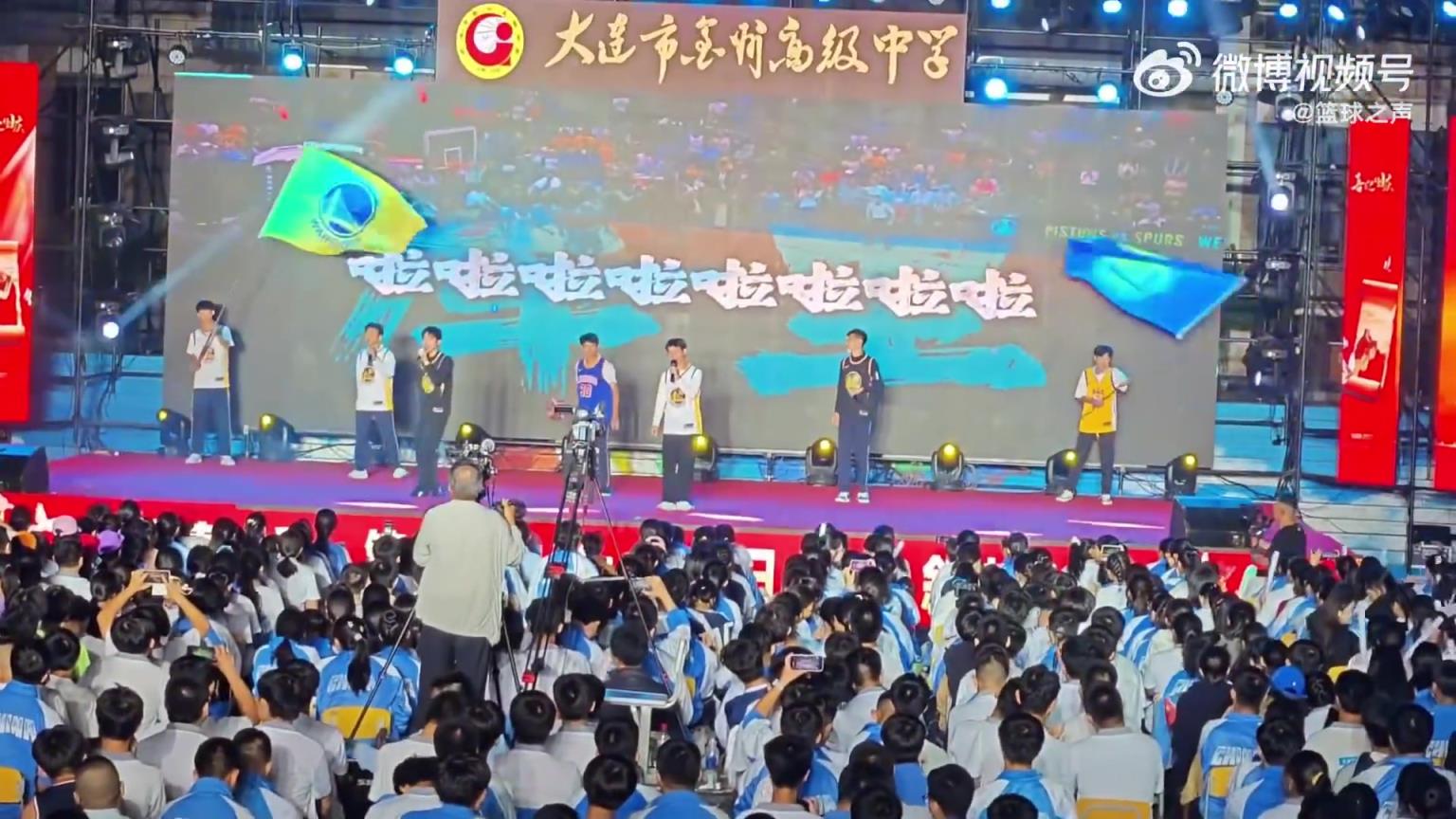 都是库里死忠粉吧？大连中学惊现男同学在舞台表演《库里》