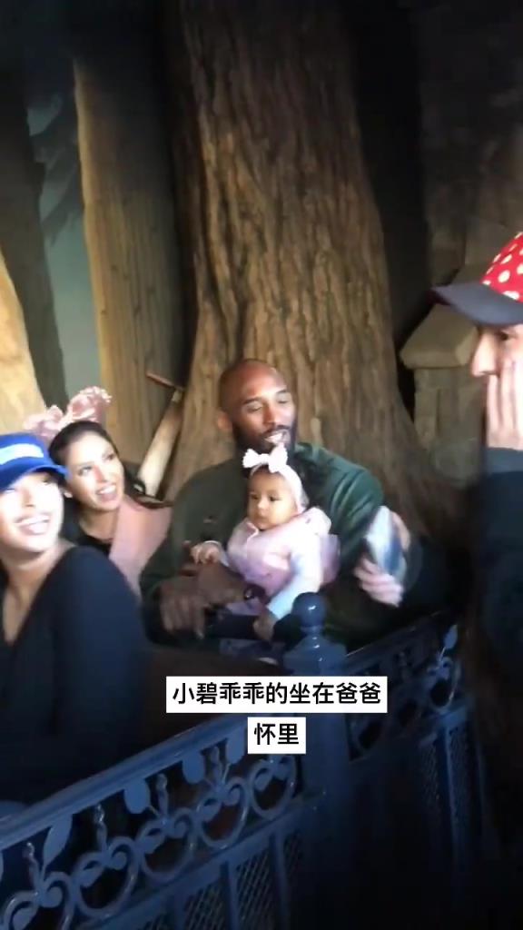 原本幸福！17年小碧生日那天 科比一家在迪士尼乐园被球迷偶遇