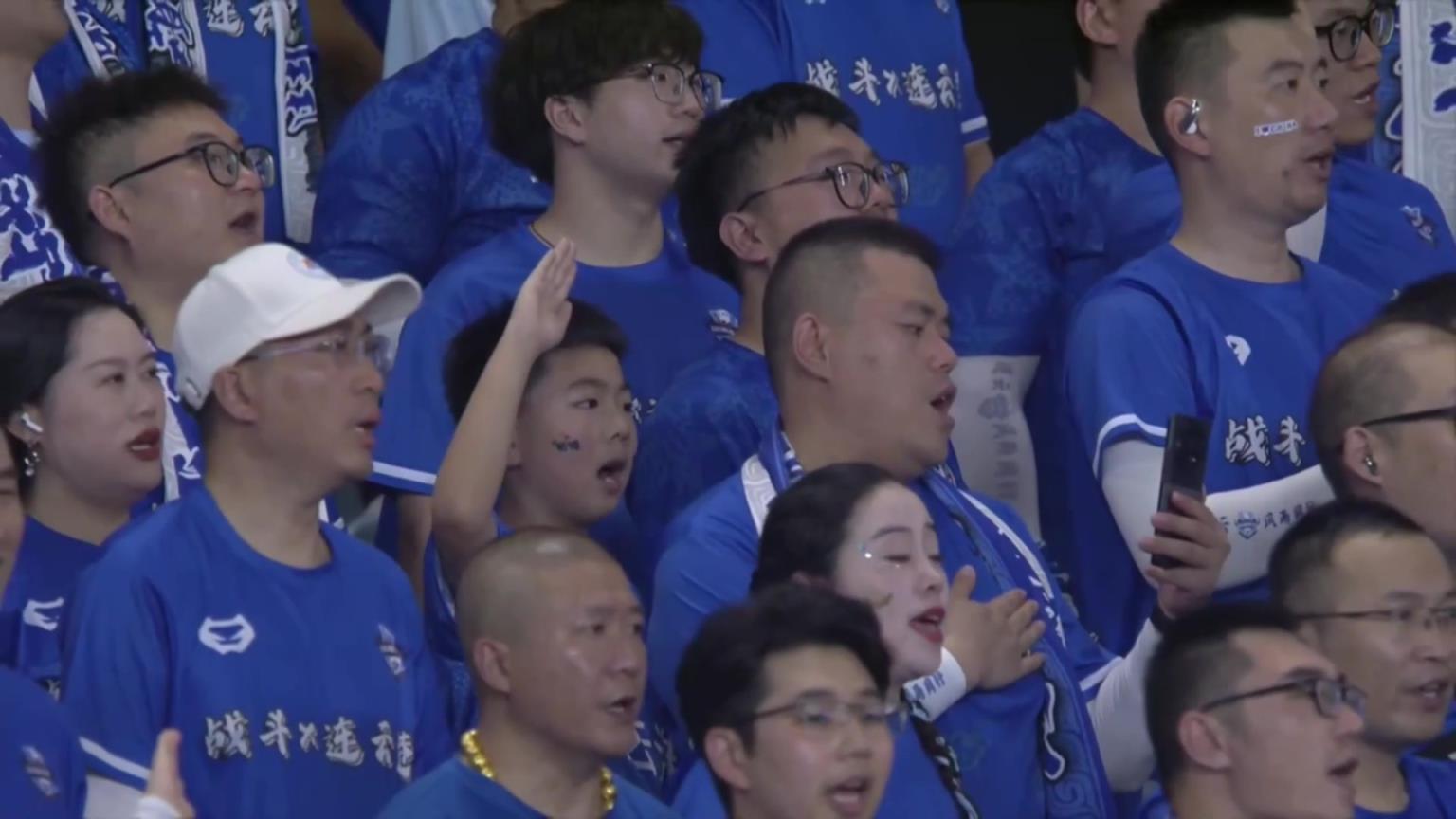 人民有信仰，民族有希望！奏国歌时，连云港小球迷行少先队队礼