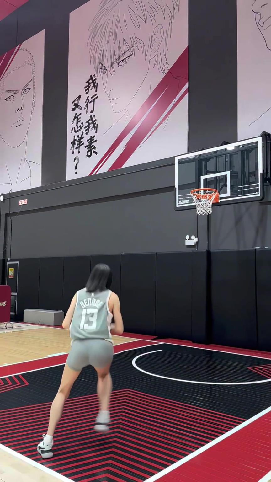 这球走没走步，这位女博主自己都不知道...