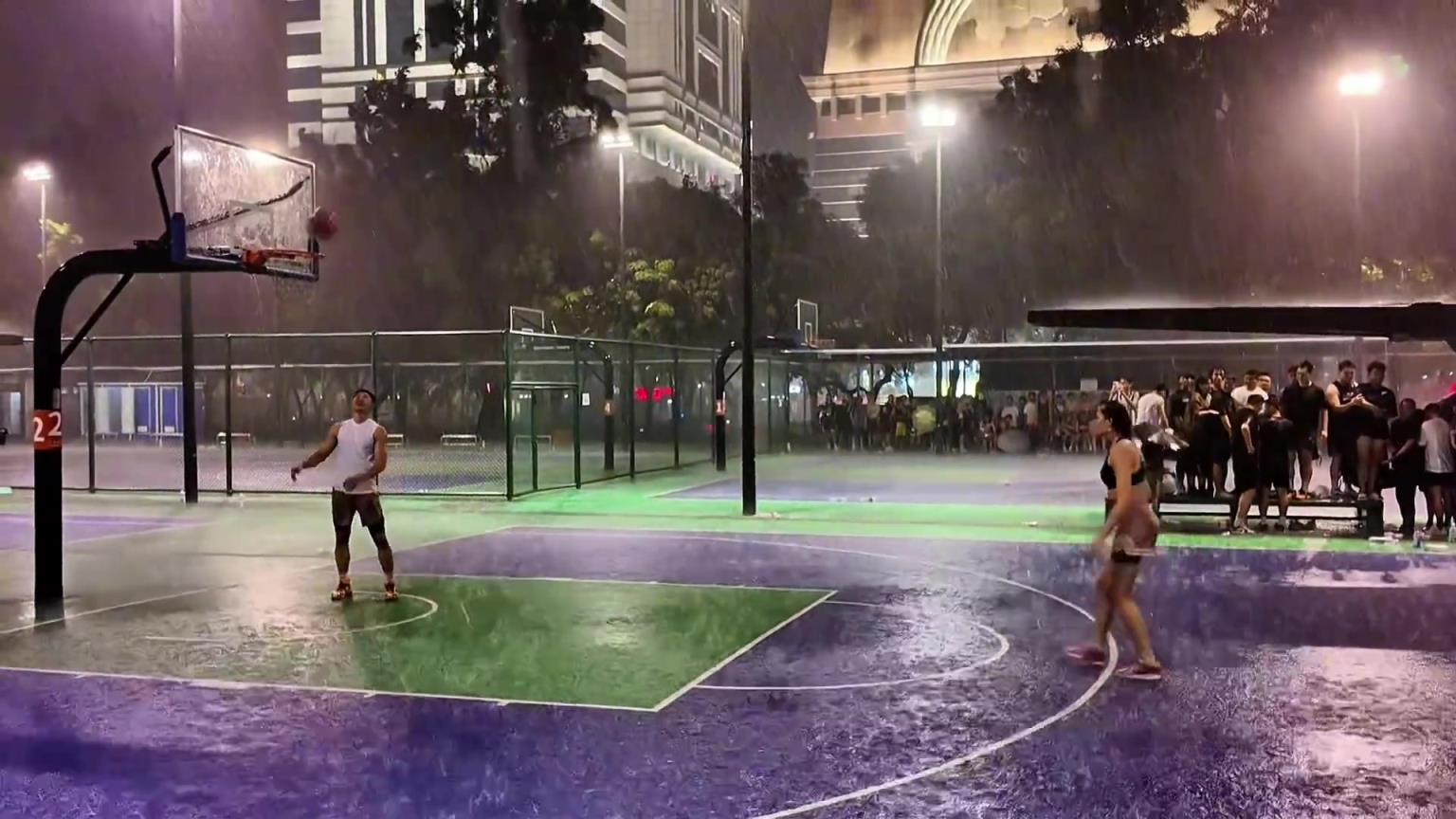 这国外女郎打球绝对有水准！这么大雨天 三分连续命中