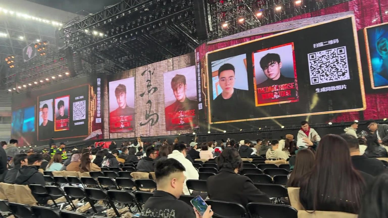 不对啊，这是李荣浩演唱会啊，也用上《橘颂色的火焰》暖场了