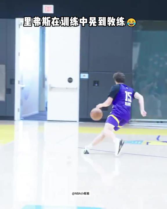 湖人队内训练精彩一幕：里夫斯单挑助教，一个背后变向将其晃倒
