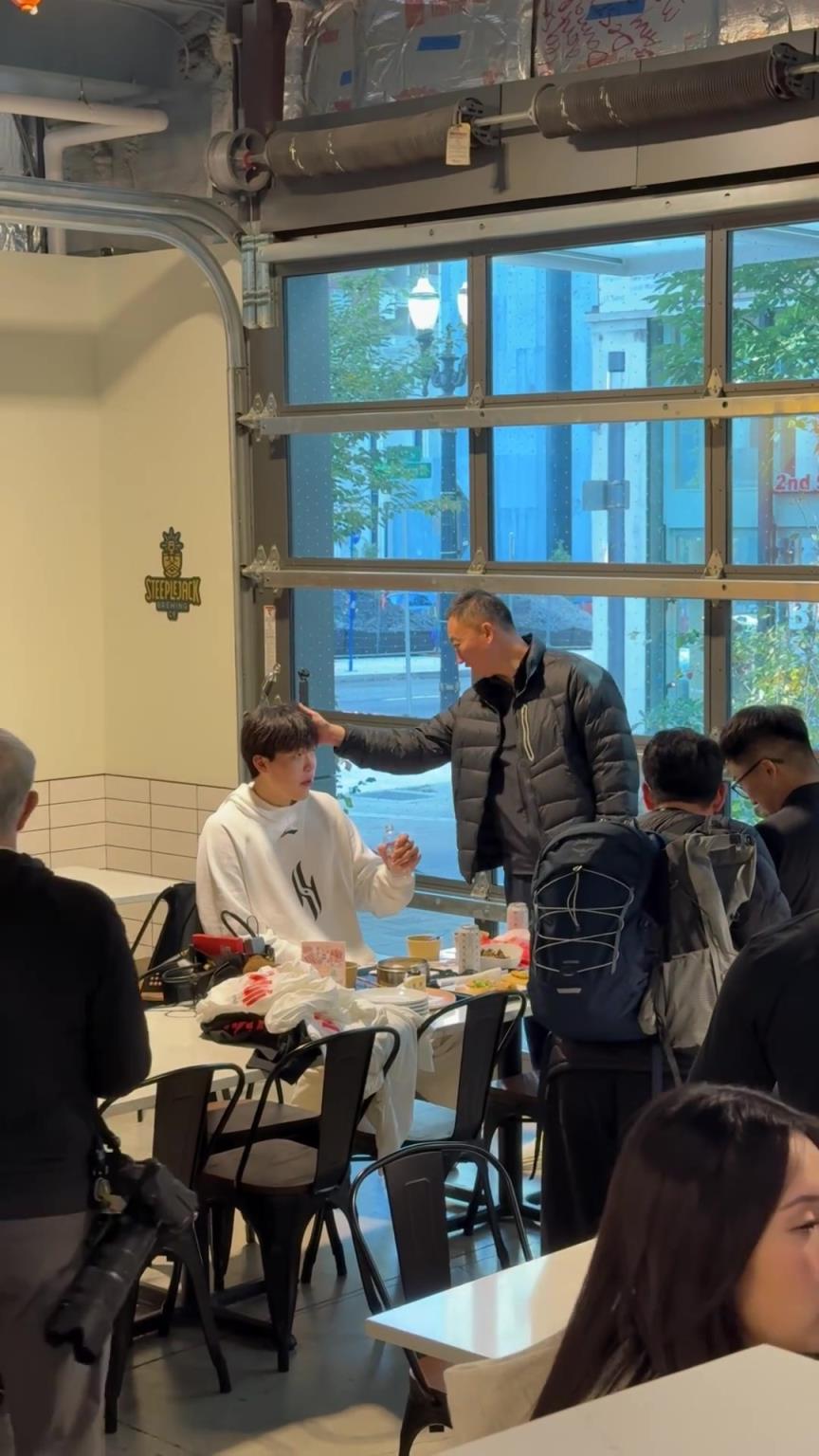 刘维伟到波特兰跟弟子杨瀚森碰面 似乎在吐槽小杨发型呢？