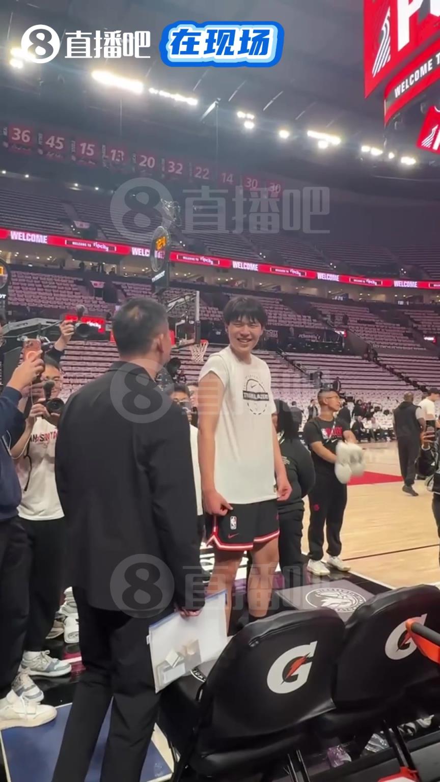 見(jiàn)證NBA常規(guī)賽首秀！劉維偉與楊瀚森師徒見(jiàn)面，一陣熱聊啊~