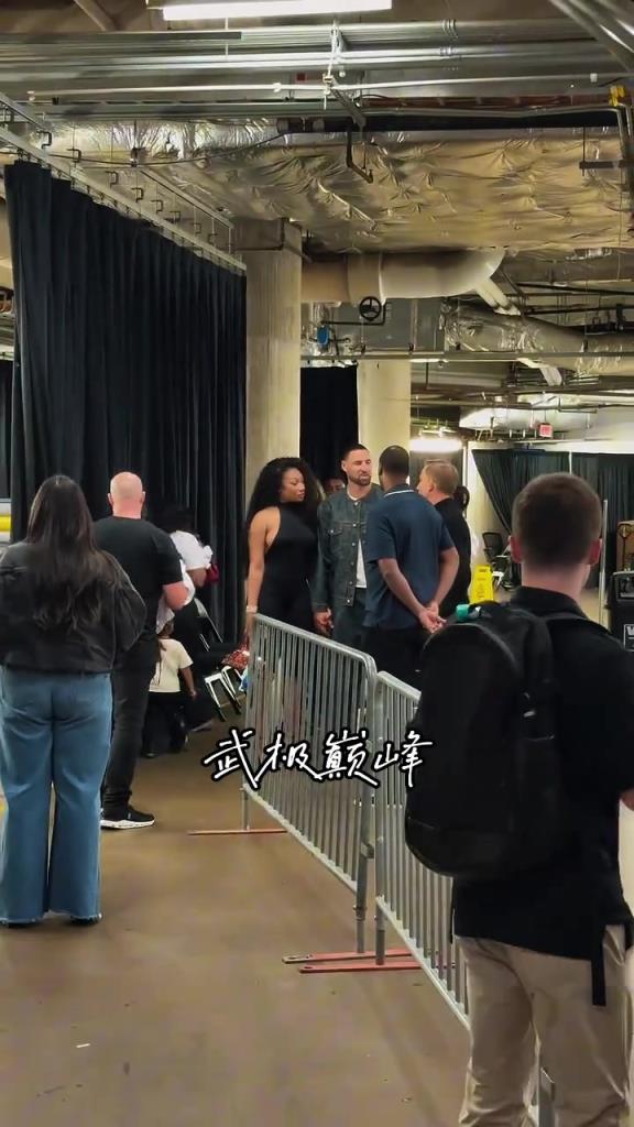 女友梅根来接克莱下班，克莱都显得小鸟依人了...