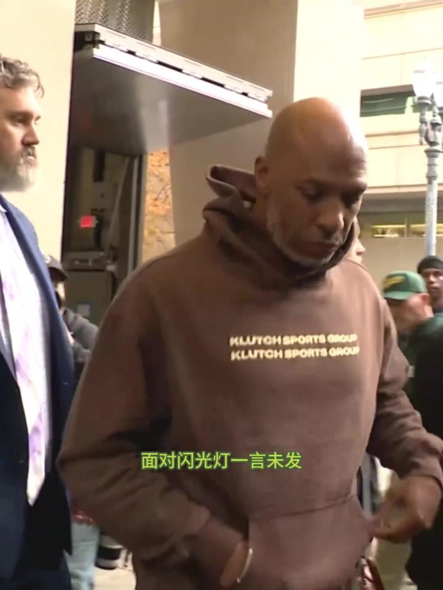 比盧普斯結(jié)束提審，神情凝重走出法院，被禁離本州面臨20年牢獄！