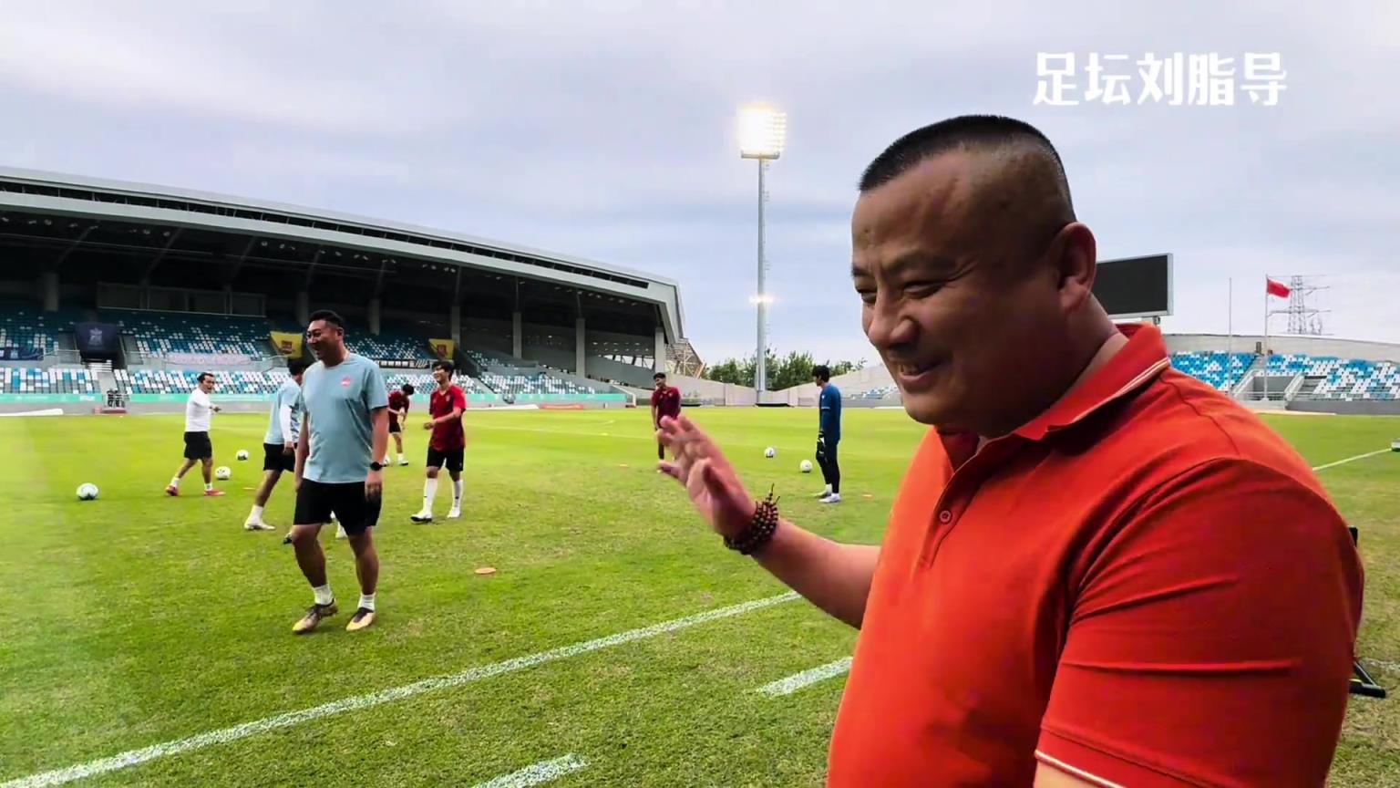 泉州亚新队提前降级,俱乐部投资人李明权面对镜头稍显无奈 泉州亚新队提前降级,俱乐部投资人李明权面对镜头稍显无奈