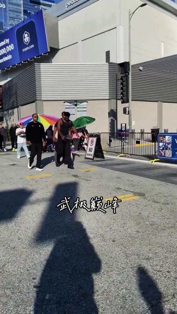 “森林狼客场挑战湖人~赛前爱德华兹步行前往湖人球馆... “森林狼客场挑战湖人~赛前爱德华兹步行前往湖人球馆...