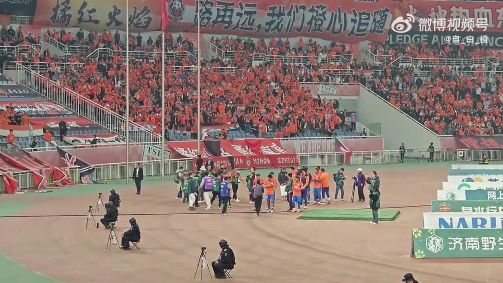 赛后谢场时泰山球迷高喊：We are one！