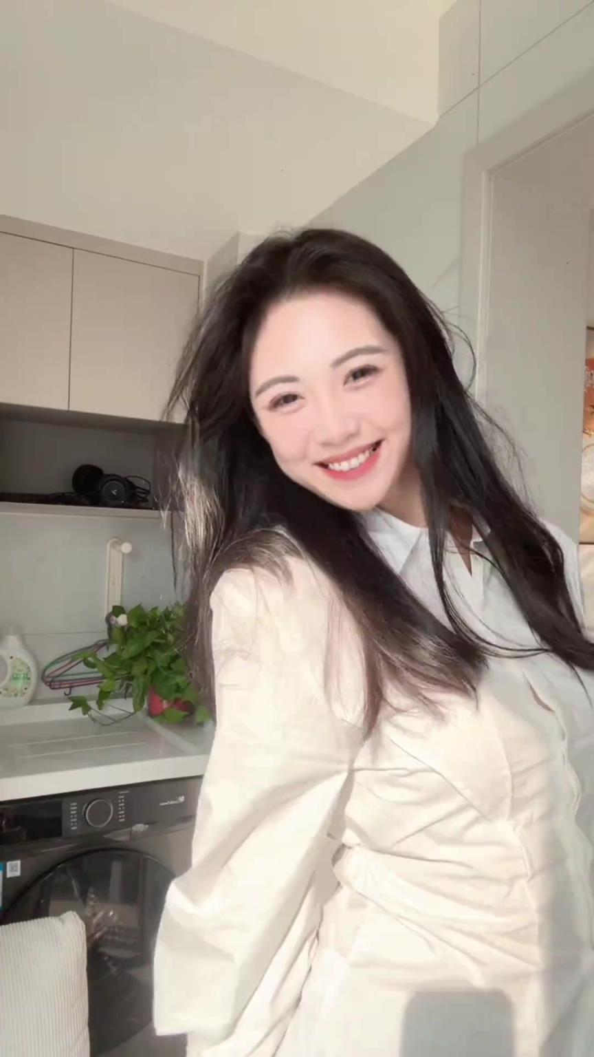 清纯风!卓识身穿一件白色衬衣牛仔裤跳手势舞:天气好好~ 清纯风!卓识身穿一件白色衬衣牛仔裤跳手势舞:天气好好~