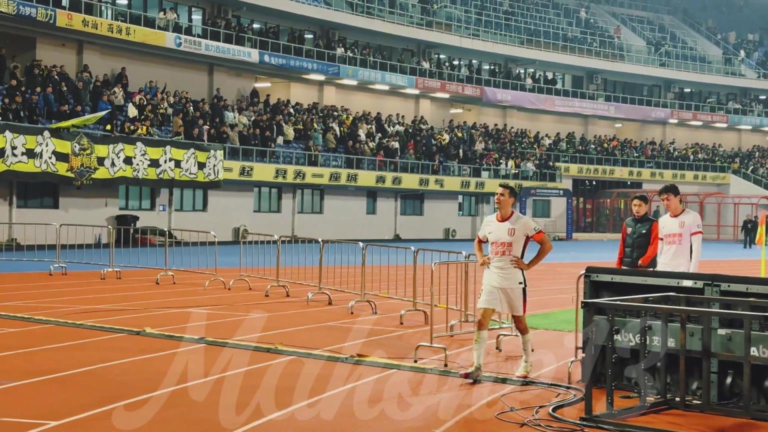 客场绝平西海岸后，蓉城全队向球迷谢场