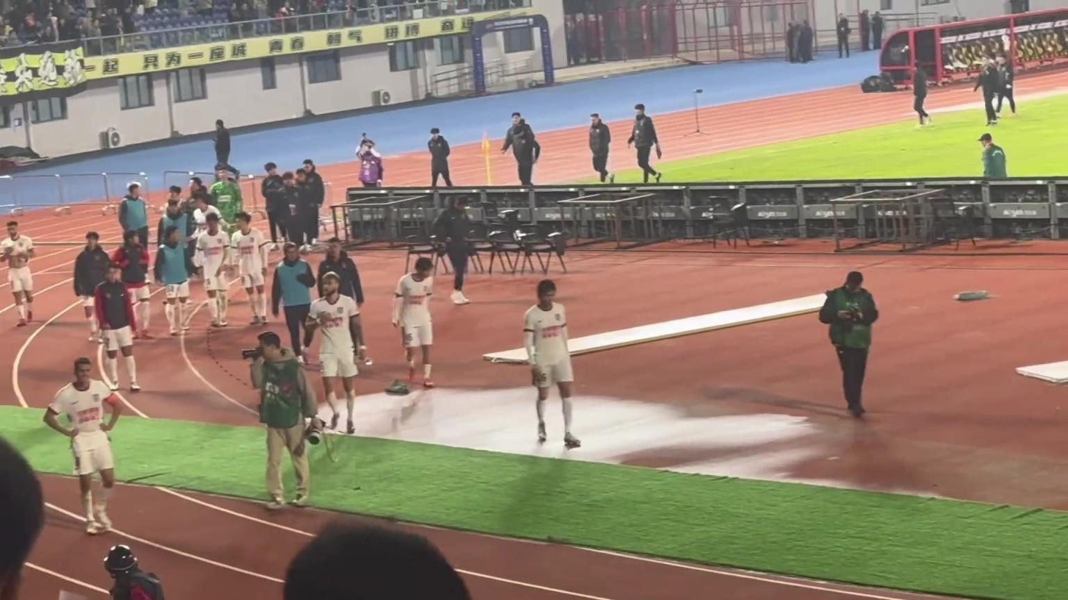 不抛弃不放弃!赛后远征客场的蓉城球迷依然为球队加油鼓劲! 不抛弃不放弃!赛后远征客场的蓉城球迷依然为球队加油鼓劲!