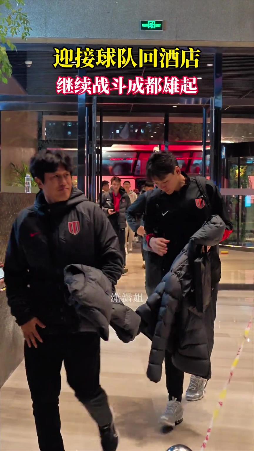 体现队长的担当!赛后面对球迷质疑,周定洋坚决选择维护队友! 体现队长的担当!赛后面对球迷质疑,周定洋坚决选择维护队友!