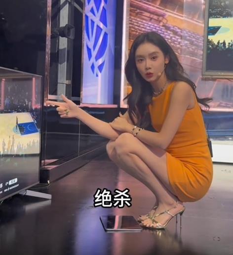 美娜蹲在地上看里夫斯绝杀:咋整 3000万留不住了啊~ 美娜蹲在地上看里夫斯绝杀:咋整 3000万留不住了啊~