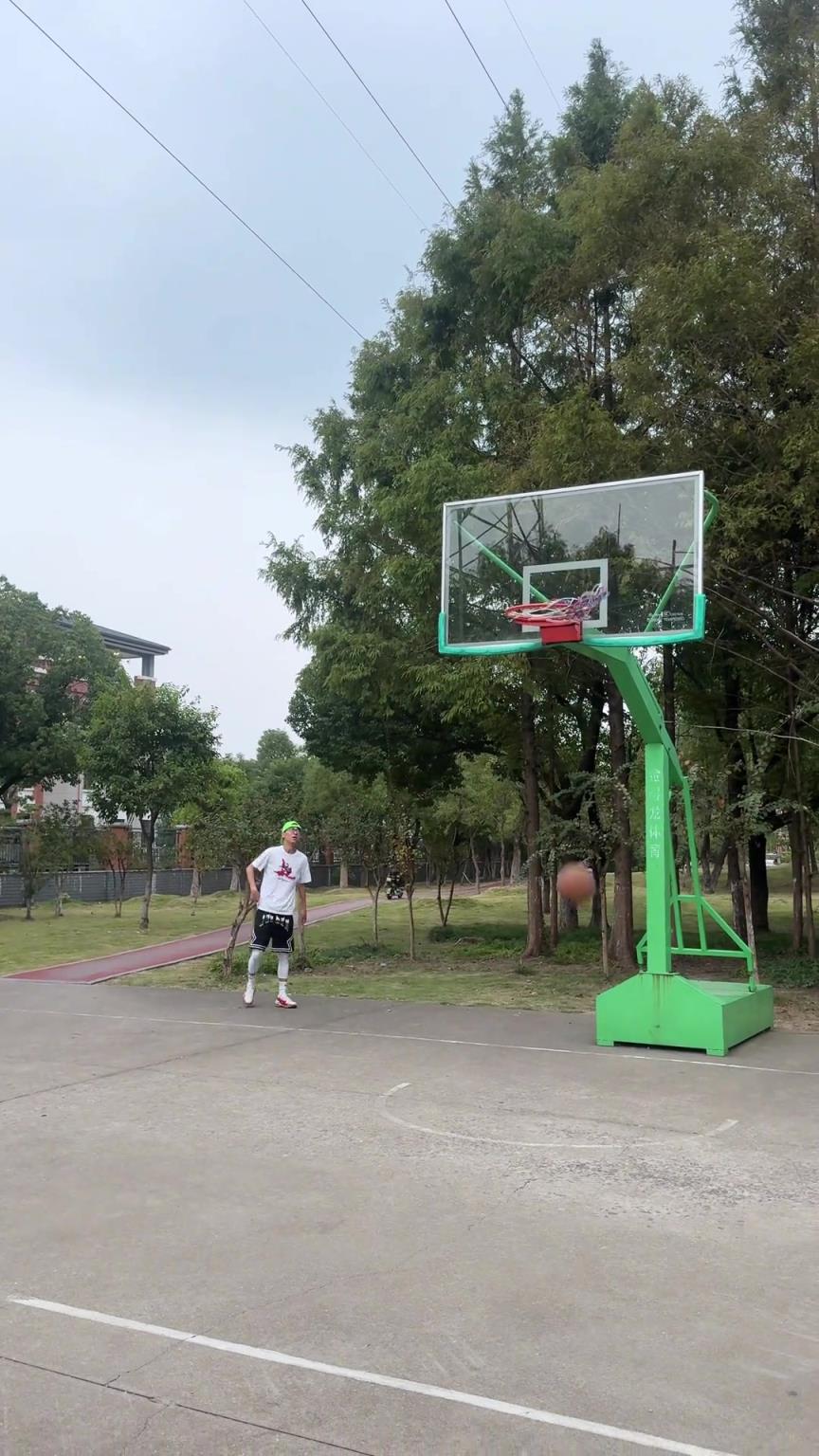 当普通人打球遇到文班亚马时 这样超高投篮就不会被冒了吧? 当普通人打球遇到文班亚马时 这样超高投篮就不会被冒了吧?