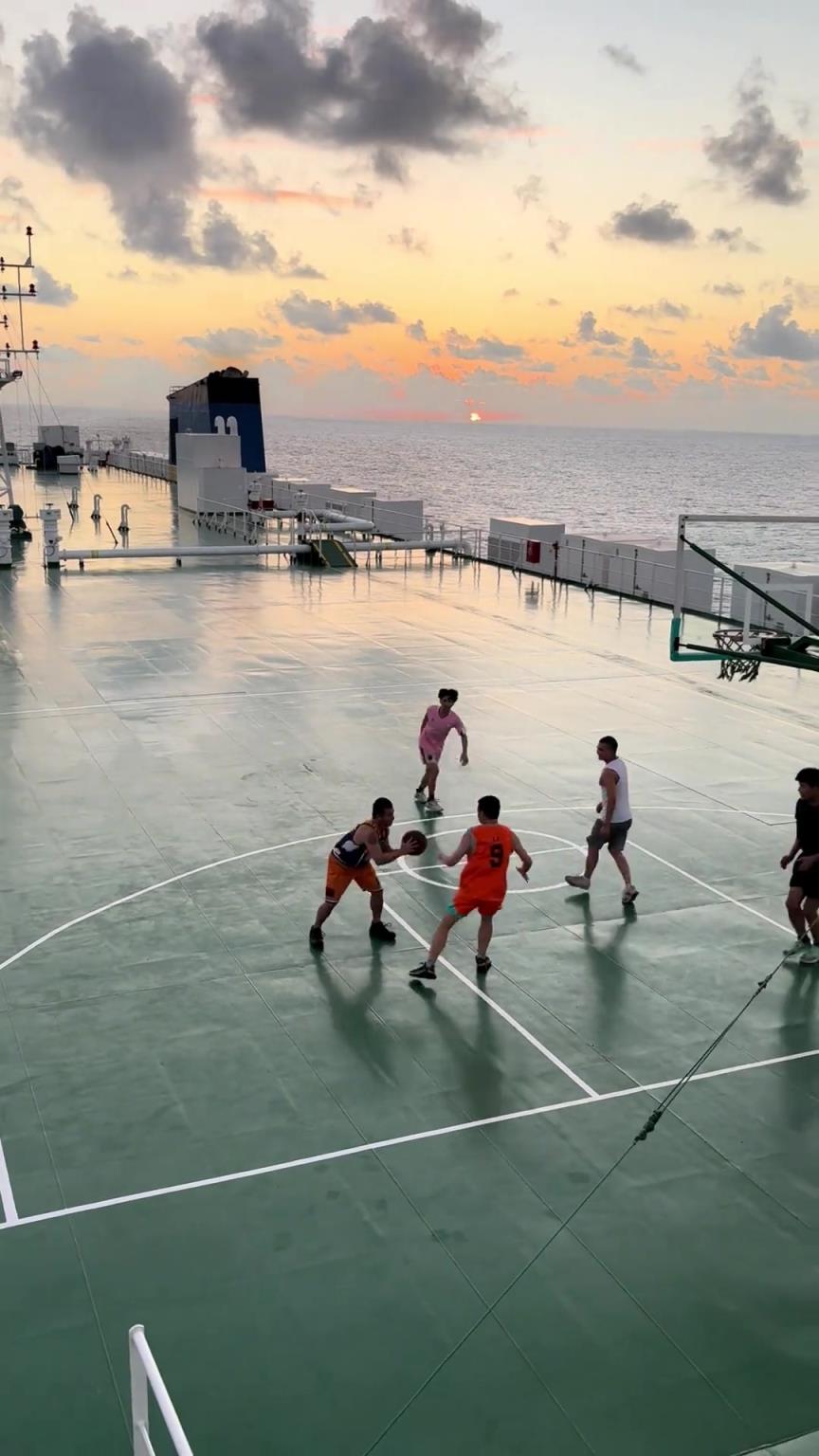 泰坦尼克号上打球？网友晒视频：航海工作一天了打打球解闷