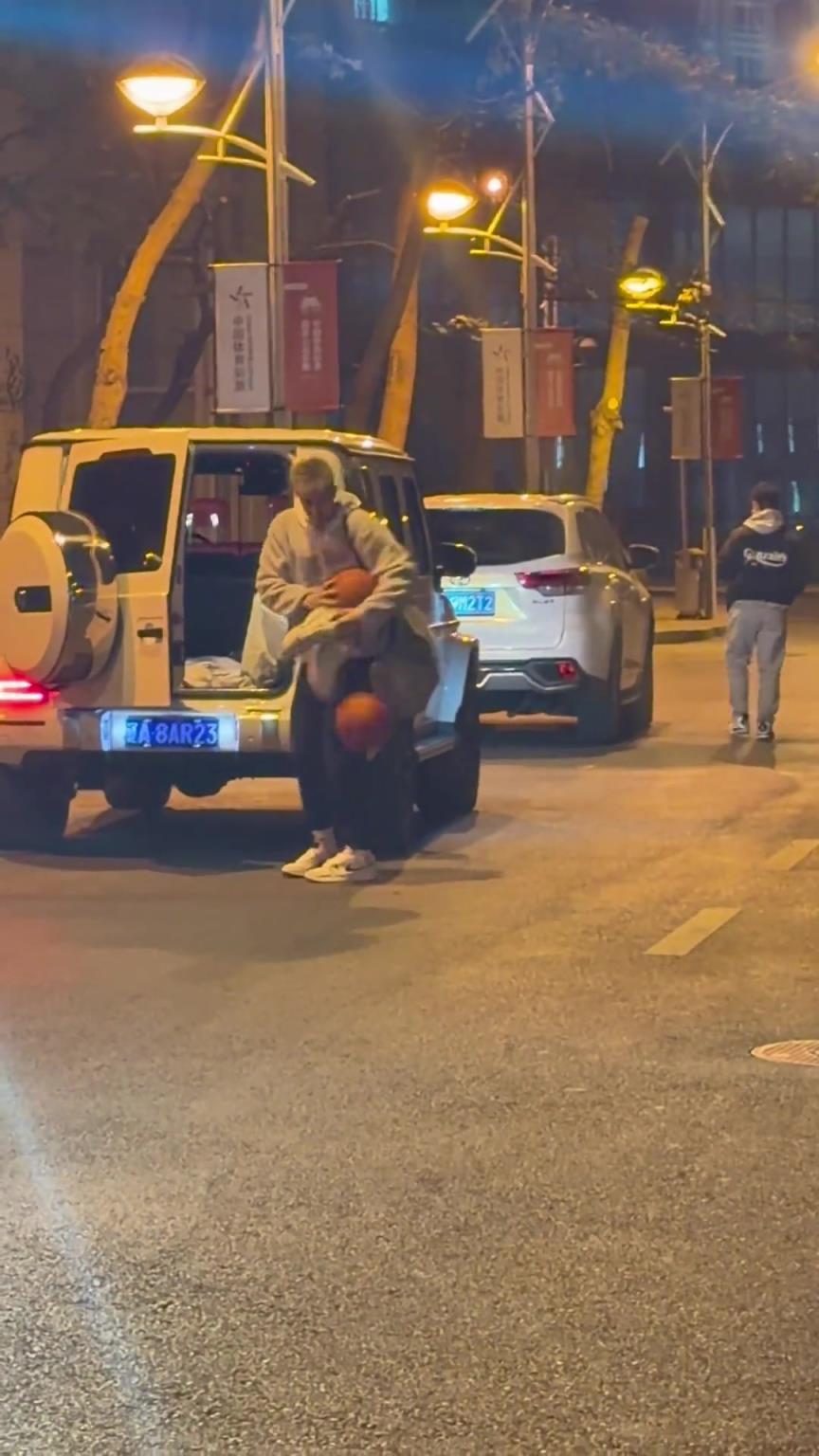 有富足的生活和喜欢的篮球！郭艾伦的生活应该挺满足了