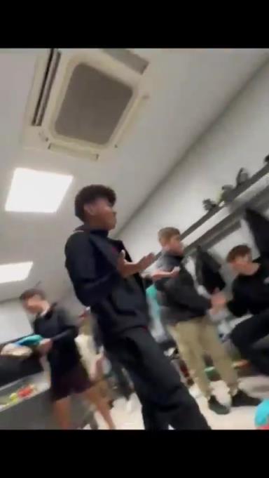 22年世界杯摩洛哥淘汰西班牙后，亚马尔穿着摩洛哥球衣嘲讽队友