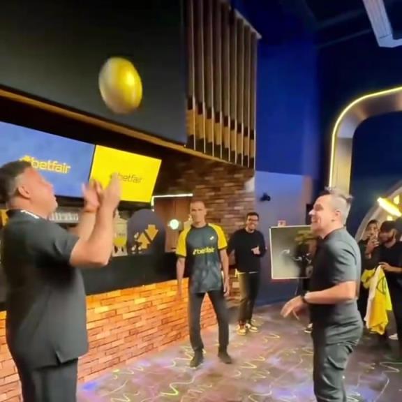 這孩子欺負我倆！當大羅和瓦刀一起玩花式足球！