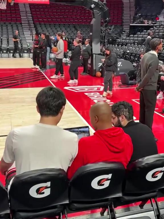 非常专注！助教给杨瀚森分析录像，小杨目不转睛仔细听讲