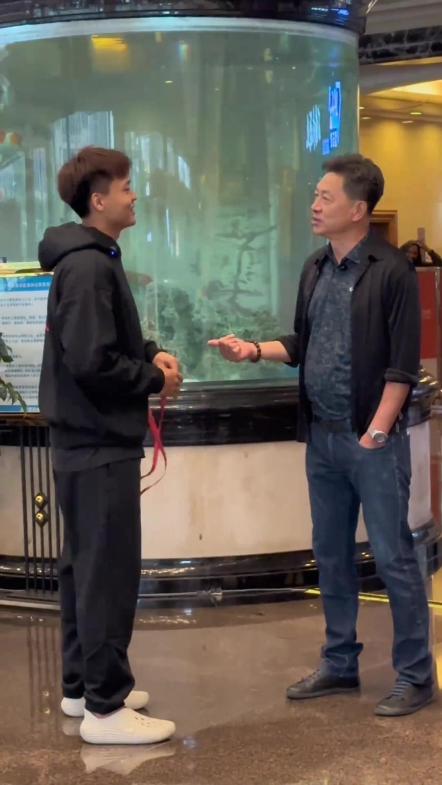 赵睿和李春江聊天真的非常开心...