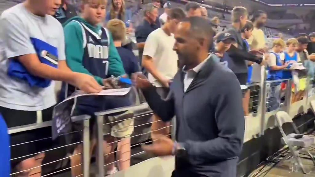 巧合吗？独行侠经理Nico给球迷签名，偏偏漏掉了身穿东契奇球衣的那位