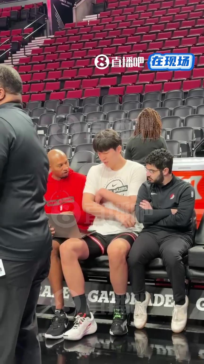 英语进步很快！杨瀚森赛前与助教无障碍沟通，无需翻译陪同~