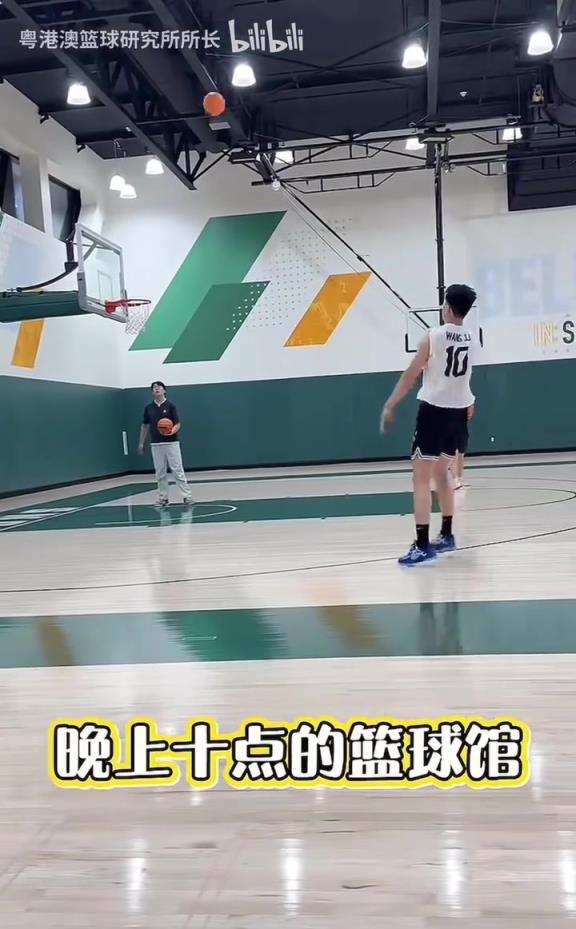 这跳投姿势怎么样？王俊杰NCAA首秀赛后晚上加练投篮！